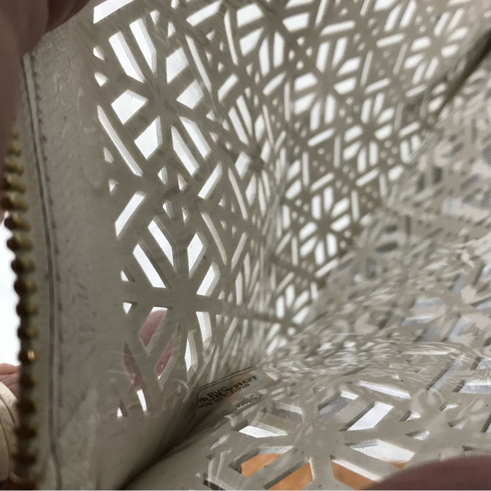 Tory Burch Limited Edition White Geometric Laser Cutout PVC Clutch Wristlet NWOT - Picture 4 of 4
